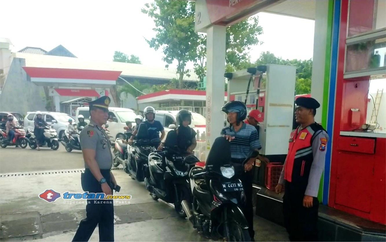 Polisi memantau aktivitas pengisian bahan bakar di SPBU wilayah Pamekasan guna memastikan stok BBM aman dan distribusi berjalan lancar