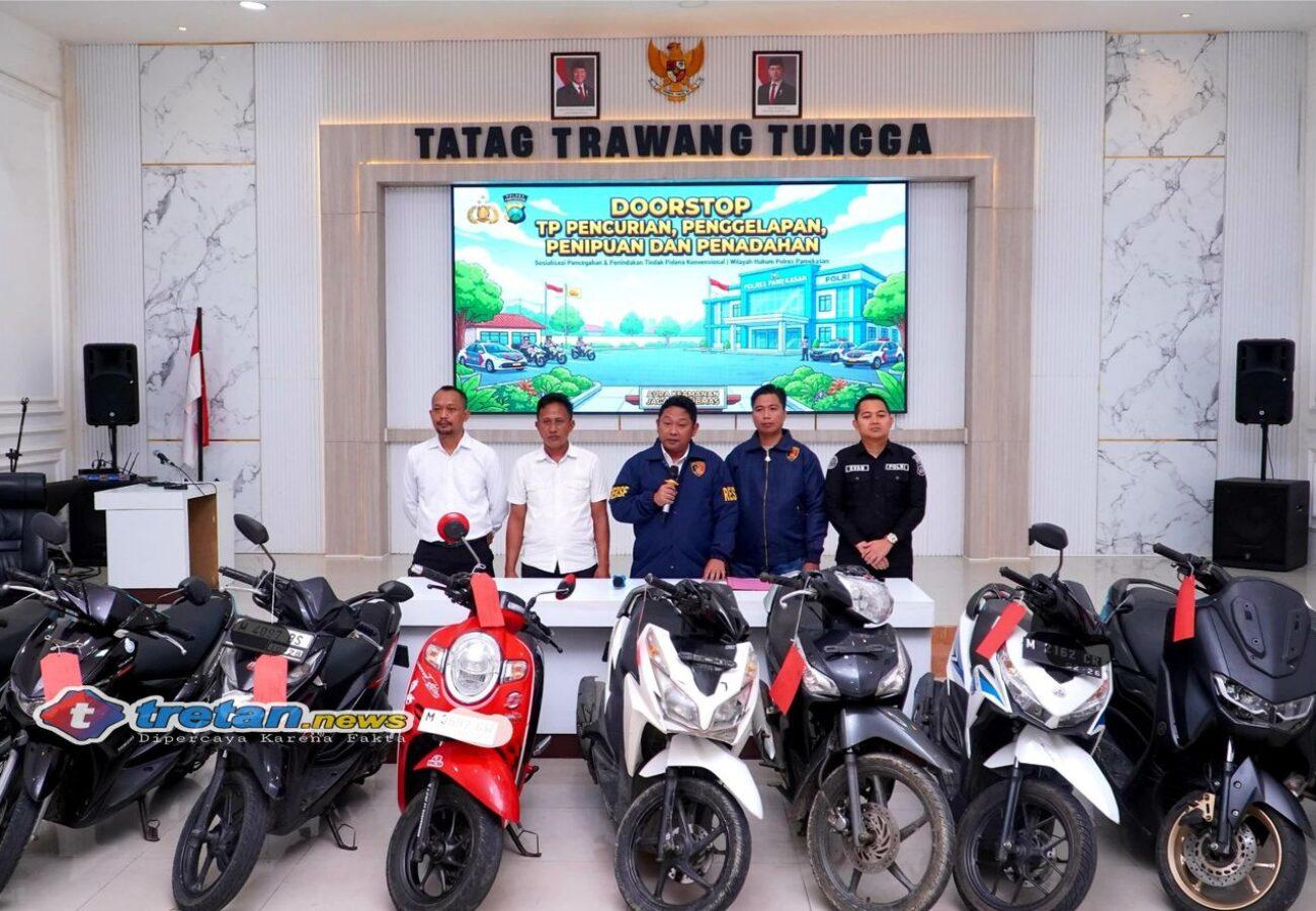 Petugas Satreskrim Polres Pamekasan bersama barang bukti sepeda motor hasil pengungkapan kasus curanmor, penipuan, dan penggelapan dalam sepekan
