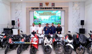 Petugas Satreskrim Polres Pamekasan bersama barang bukti sepeda motor hasil pengungkapan kasus curanmor, penipuan, dan penggelapan dalam sepekan