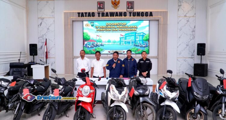 Petugas Satreskrim Polres Pamekasan bersama barang bukti sepeda motor hasil pengungkapan kasus curanmor, penipuan, dan penggelapan dalam sepekan