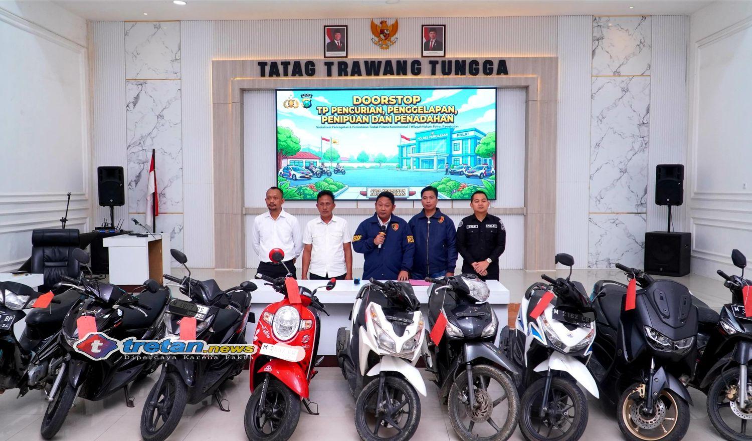 Petugas Satreskrim Polres Pamekasan bersama barang bukti sepeda motor hasil pengungkapan kasus curanmor, penipuan, dan penggelapan dalam sepekan