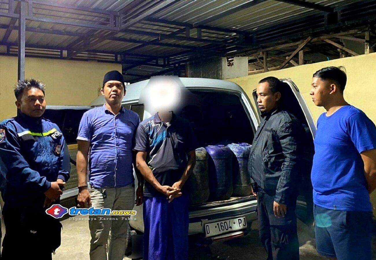 Petugas kepolisian mengamankan terduga pelaku penimbunan solar subsidi di Pamekasan dengan barang bukti jerigen berisi sekitar 525 liter BBM di sebuah kendaraan