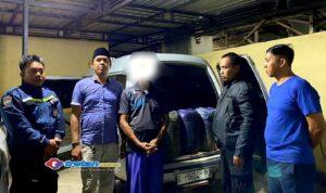 Petugas kepolisian mengamankan terduga pelaku penimbunan solar subsidi di Pamekasan dengan barang bukti jerigen berisi sekitar 525 liter BBM di sebuah kendaraan