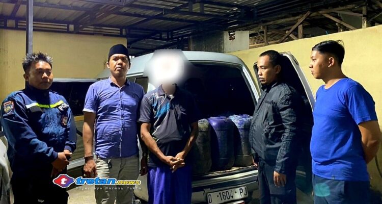 Petugas kepolisian mengamankan terduga pelaku penimbunan solar subsidi di Pamekasan dengan barang bukti jerigen berisi sekitar 525 liter BBM di sebuah kendaraan