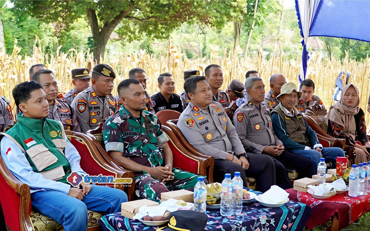 Kapolres Pamekasan bersama Forkopimcam mengikuti panen jagung serentak bersama Presiden RI secara virtual di Desa Sumber Papan V, Kecamatan Palengaan, Pamekasan, Sabtu 16 Mei 2026