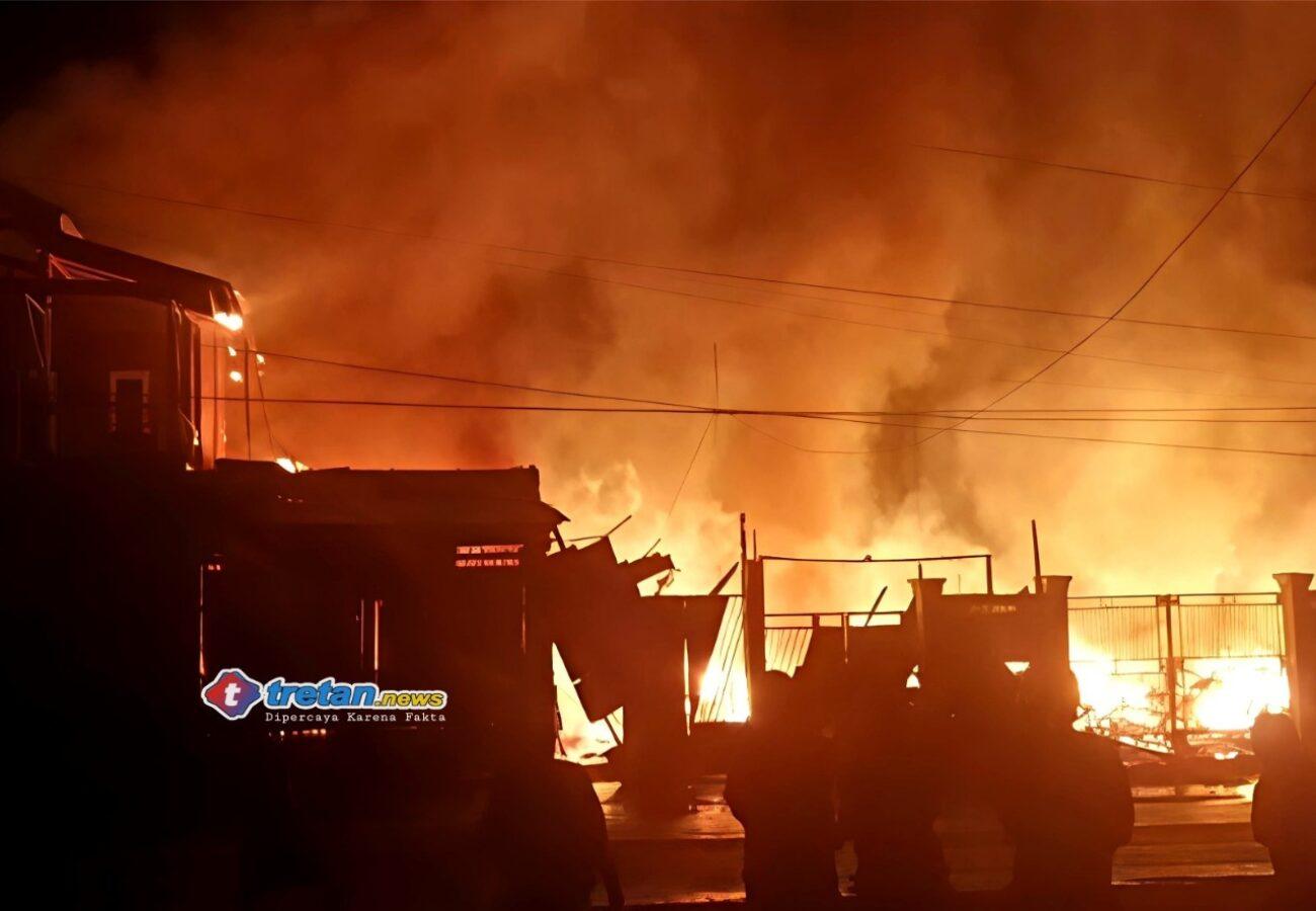 Kebakaran hebat menghanguskan gudang kayu dan toko bangunan di Pasean Pamekasan