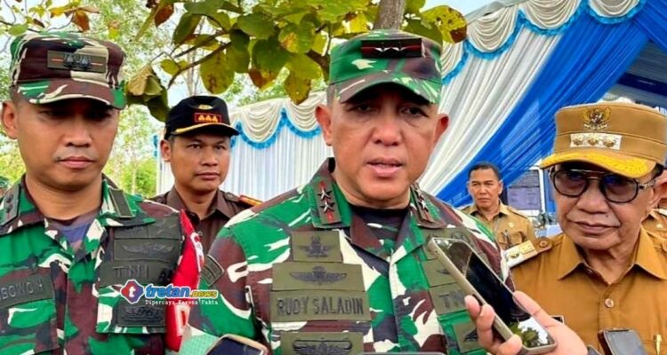 Danrem 084 Bhaskara Jaya Brigjen TNI Kohir meninjau lokasi pembangunan Yon TP di Pamekasan bersama Forkopimda