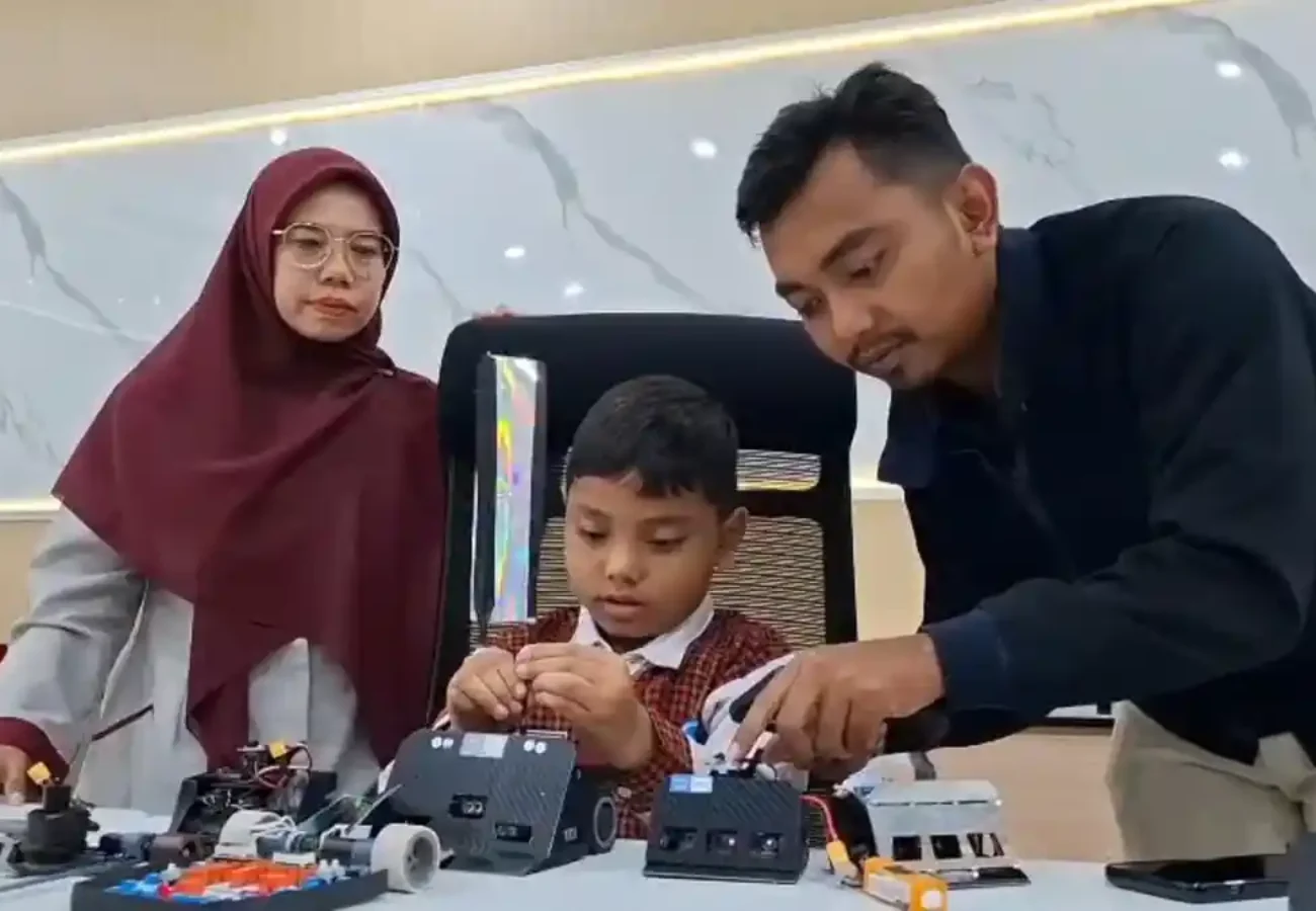 Siswa SD Gresik Ahmad Abbyan Nabil Kurniawan menunjukkan robot SUMO usai meraih juara internasional di Malaysia