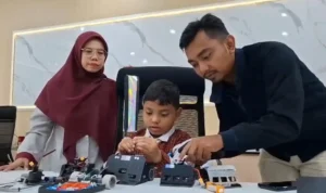 Siswa SD Gresik Ahmad Abbyan Nabil Kurniawan menunjukkan robot SUMO usai meraih juara internasional di Malaysia