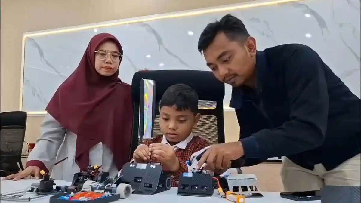 Siswa SD Gresik Ahmad Abbyan Nabil Kurniawan menunjukkan robot SUMO usai meraih juara internasional di Malaysia