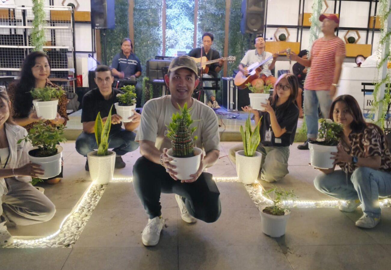Suasana Pop Up Market Hanaka Social Space Surabaya dengan kegiatan tanam bersama dan kampanye daur ulang sampah plastik untuk Gen Z.