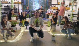 Suasana Pop Up Market Hanaka Social Space Surabaya dengan kegiatan tanam bersama dan kampanye daur ulang sampah plastik untuk Gen Z.