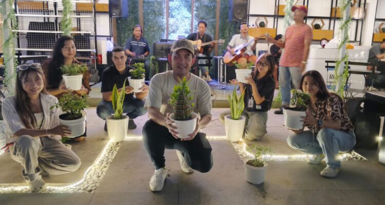 Suasana Pop Up Market Hanaka Social Space Surabaya dengan kegiatan tanam bersama dan kampanye daur ulang sampah plastik untuk Gen Z.