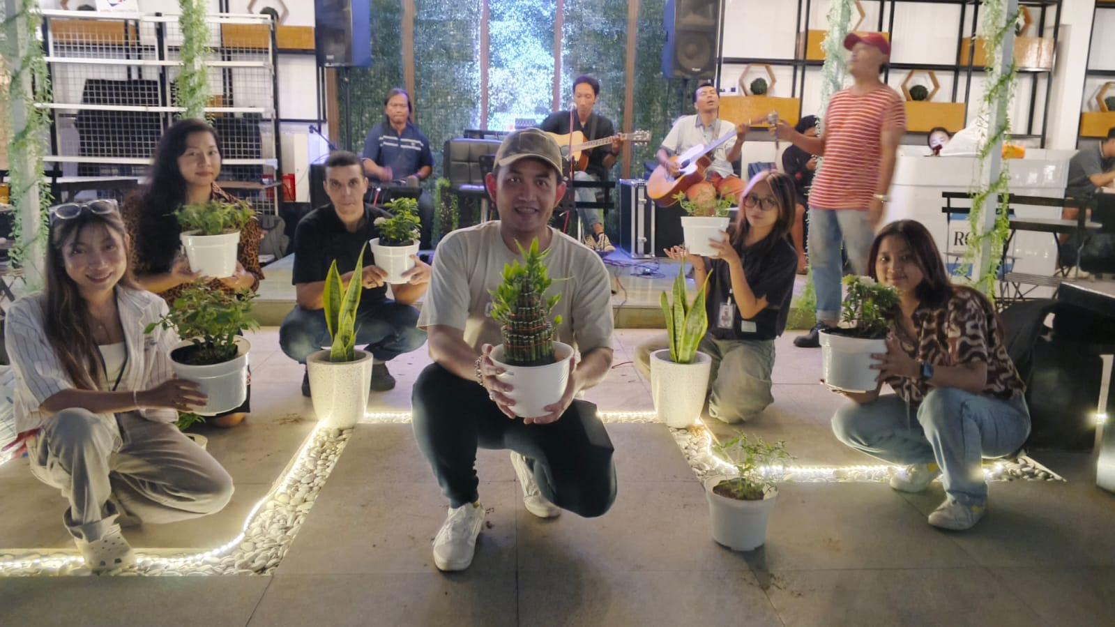 Suasana Pop Up Market Hanaka Social Space Surabaya dengan kegiatan tanam bersama dan kampanye daur ulang sampah plastik untuk Gen Z.