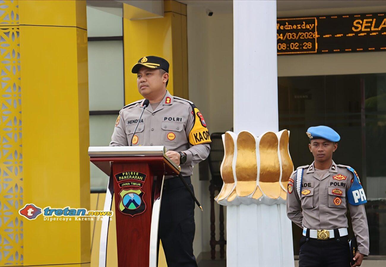 Kapolres Pamekasan AKBP Hendra Eko Triyulianto memimpin apel pengamanan pemberangkatan jamaah haji 2026 di Mapolres Pamekasan