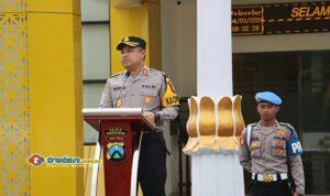 Kapolres Pamekasan AKBP Hendra Eko Triyulianto memimpin apel pengamanan pemberangkatan jamaah haji 2026 di Mapolres Pamekasan