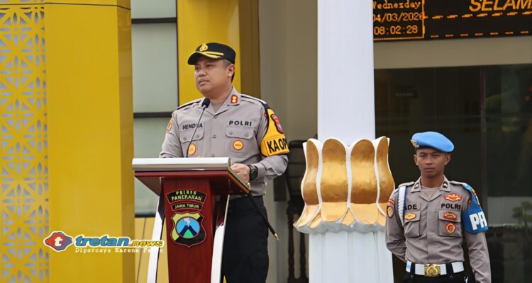 Kapolres Pamekasan AKBP Hendra Eko Triyulianto memimpin apel pengamanan pemberangkatan jamaah haji 2026 di Mapolres Pamekasan