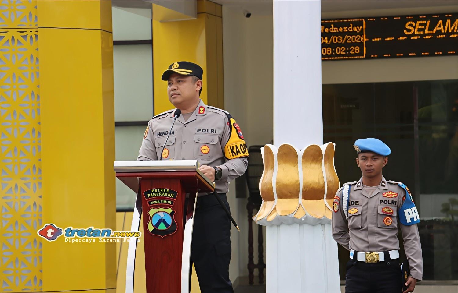 Kapolres Pamekasan AKBP Hendra Eko Triyulianto memimpin apel pengamanan pemberangkatan jamaah haji 2026 di Mapolres Pamekasan
