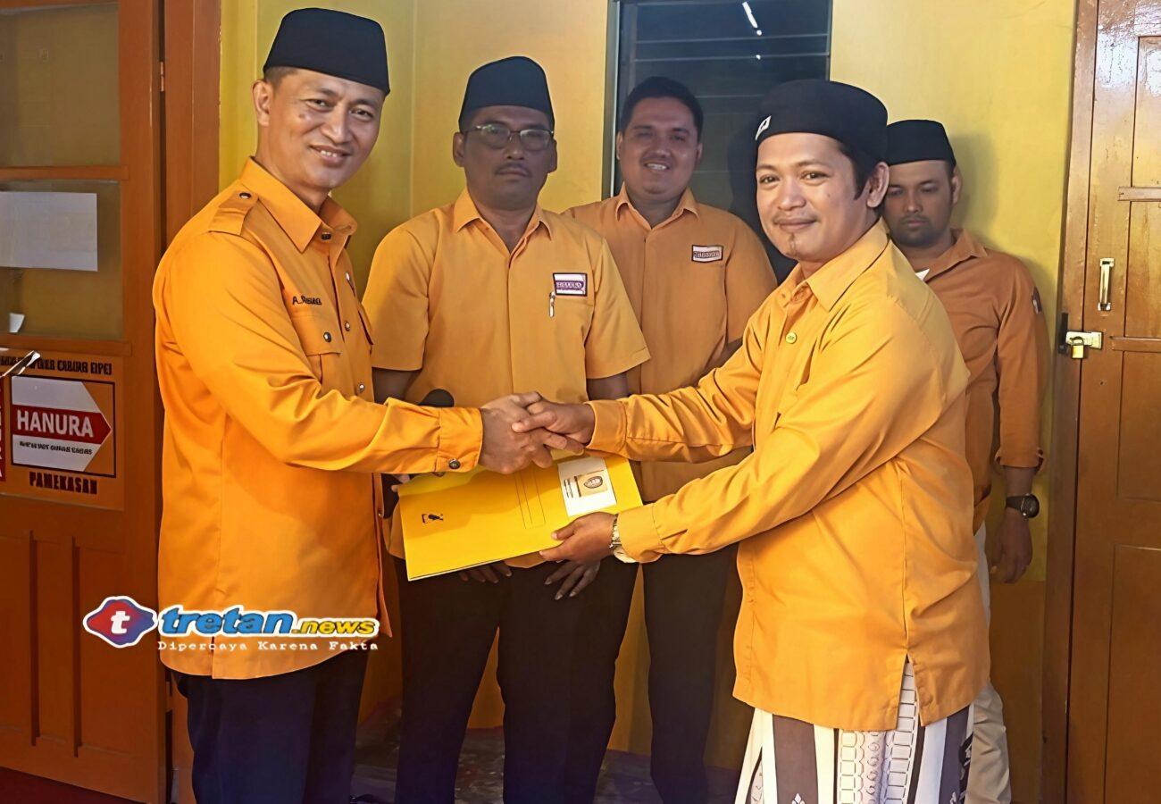 Penyerahan SK kepengurusan 13 PAC Hanura Pamekasan oleh pengurus DPC Hanura dalam agenda konsolidasi partai di Kantor DPC Hanura Pamekasan