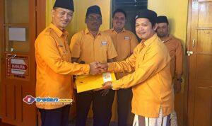 Penyerahan SK kepengurusan 13 PAC Hanura Pamekasan oleh pengurus DPC Hanura dalam agenda konsolidasi partai di Kantor DPC Hanura Pamekasan