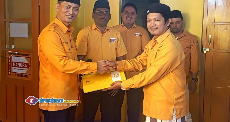 Penyerahan SK kepengurusan 13 PAC Hanura Pamekasan oleh pengurus DPC Hanura dalam agenda konsolidasi partai di Kantor DPC Hanura Pamekasan