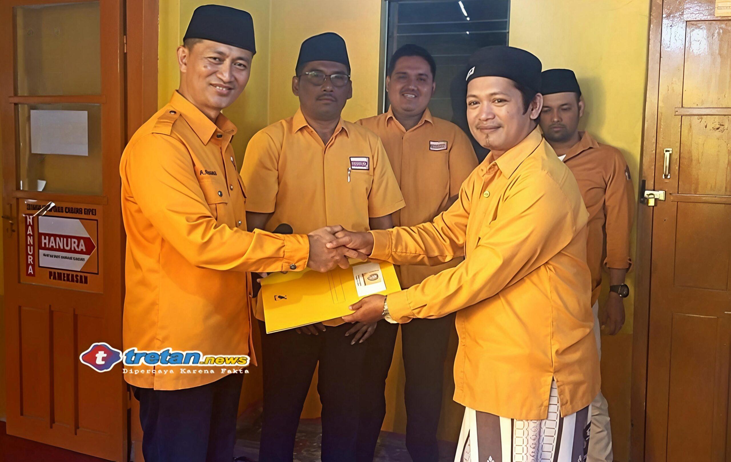 Penyerahan SK kepengurusan 13 PAC Hanura Pamekasan oleh pengurus DPC Hanura dalam agenda konsolidasi partai di Kantor DPC Hanura Pamekasan