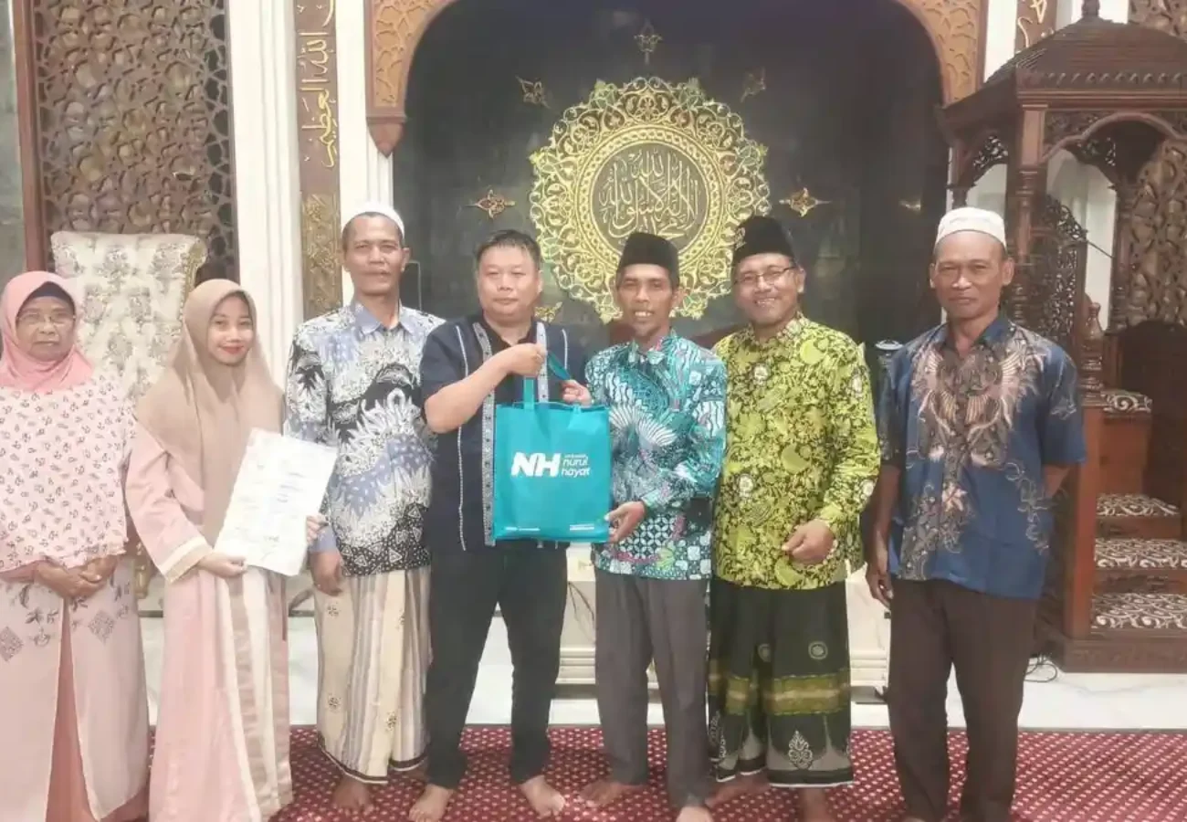 Pekerja asal China mengucapkan syahadat di Masjid Agung Gresik didampingi pengurus DMI Kabupaten Gresik.