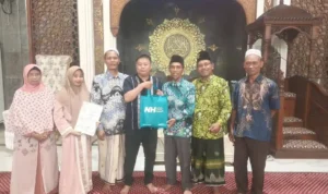Pekerja asal China mengucapkan syahadat di Masjid Agung Gresik didampingi pengurus DMI Kabupaten Gresik.