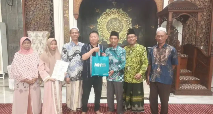 Pekerja asal China mengucapkan syahadat di Masjid Agung Gresik didampingi pengurus DMI Kabupaten Gresik.
