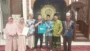 Pekerja asal China mengucapkan syahadat di Masjid Agung Gresik didampingi pengurus DMI Kabupaten Gresik.