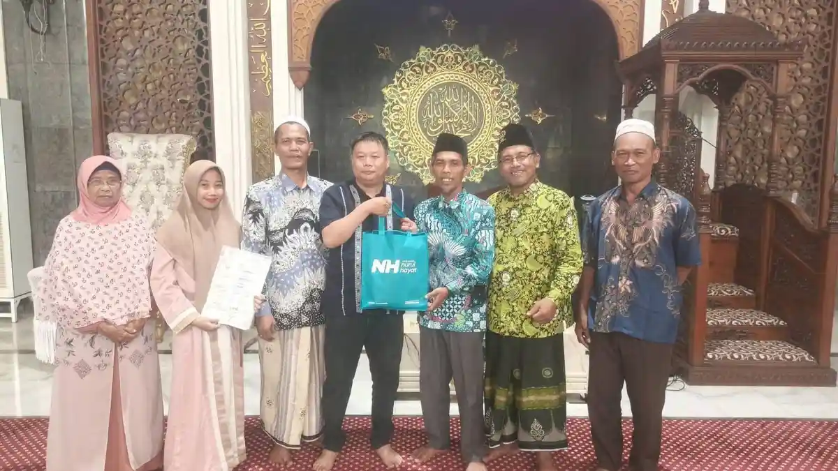 Pekerja asal China mengucapkan syahadat di Masjid Agung Gresik didampingi pengurus DMI Kabupaten Gresik.