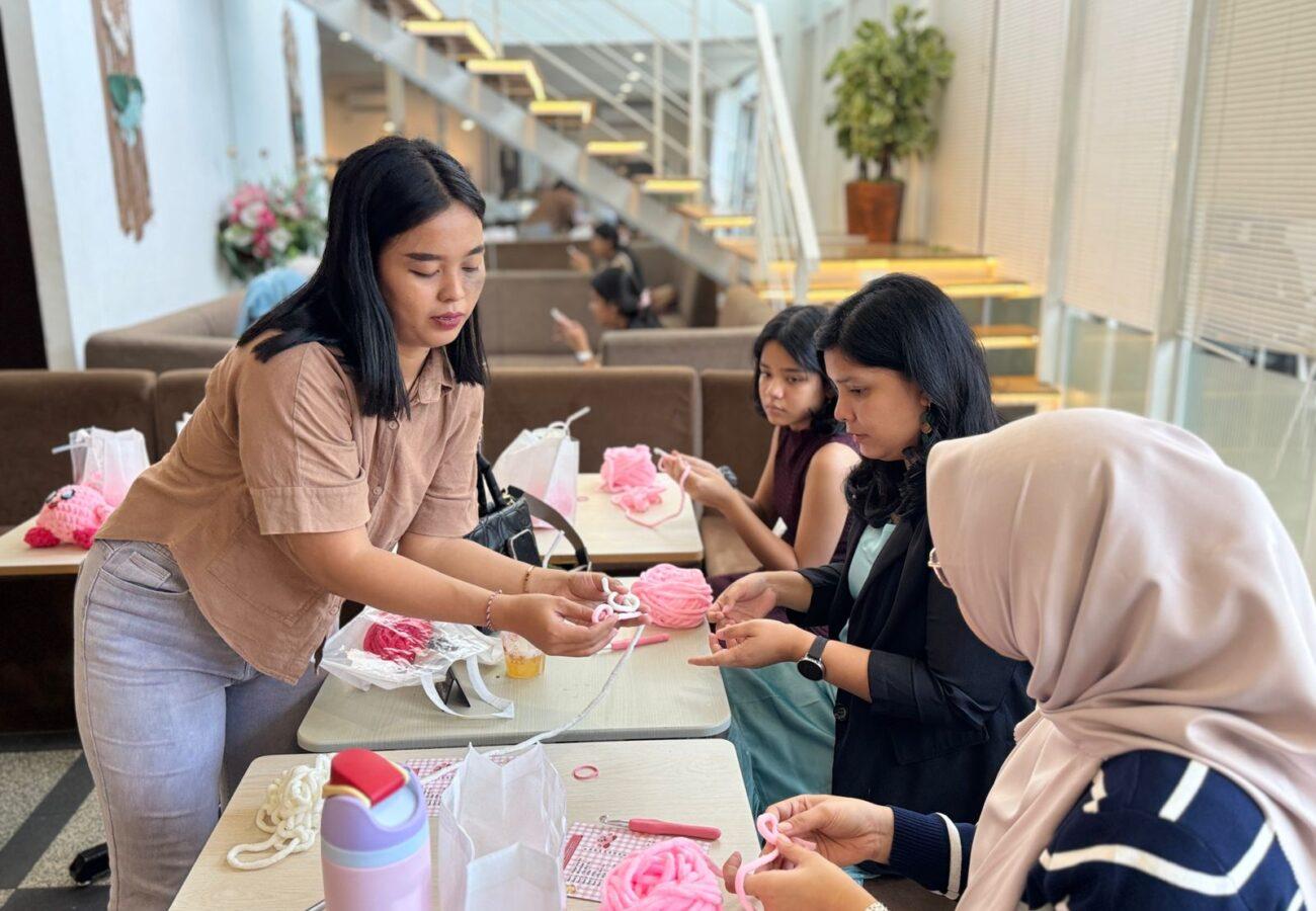 Peserta Mini Workshop Crochet Kirby belajar merajut bersama ByLin Handmade di Hanaka Social Space Surabaya