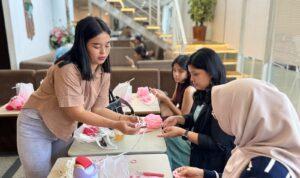Peserta Mini Workshop Crochet Kirby belajar merajut bersama ByLin Handmade di Hanaka Social Space Surabaya