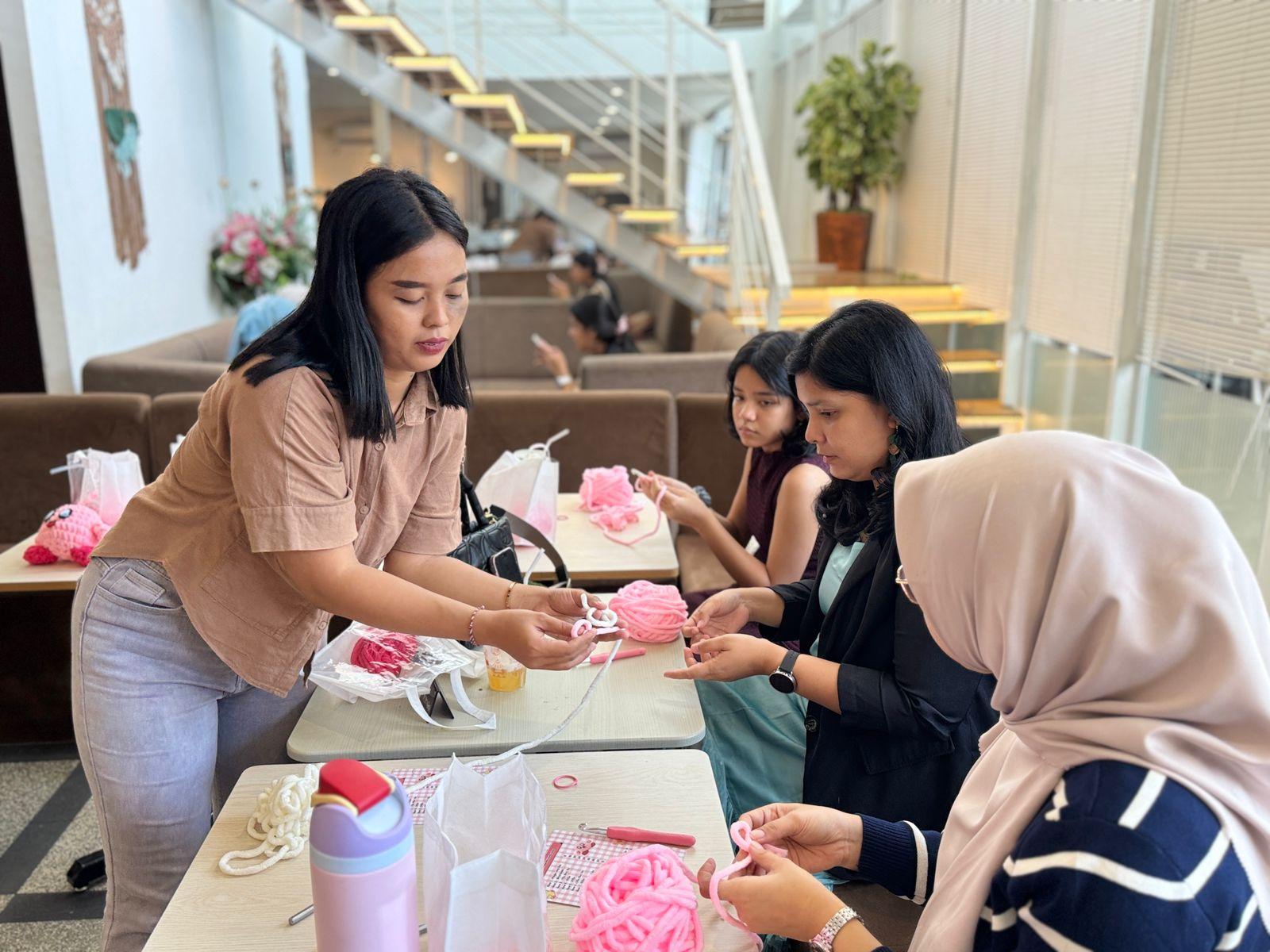 Peserta Mini Workshop Crochet Kirby belajar merajut bersama ByLin Handmade di Hanaka Social Space Surabaya