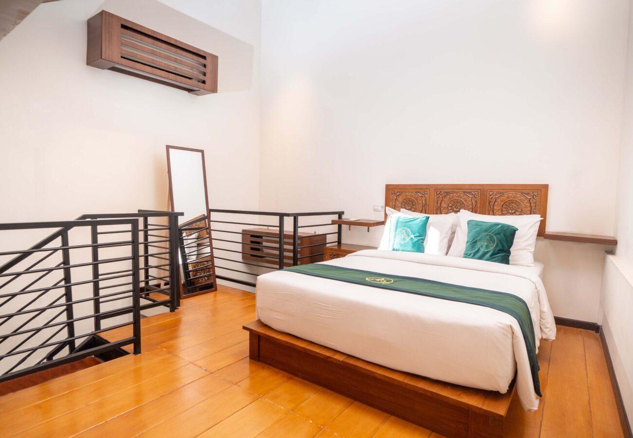 Suasana interior Briggs Inn Surabaya dengan konsep artsy boutique Jawa kolonial modern dan kamar mezzanine Kaluwarga Executive.
