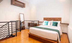 Suasana interior Briggs Inn Surabaya dengan konsep artsy boutique Jawa kolonial modern dan kamar mezzanine Kaluwarga Executive.