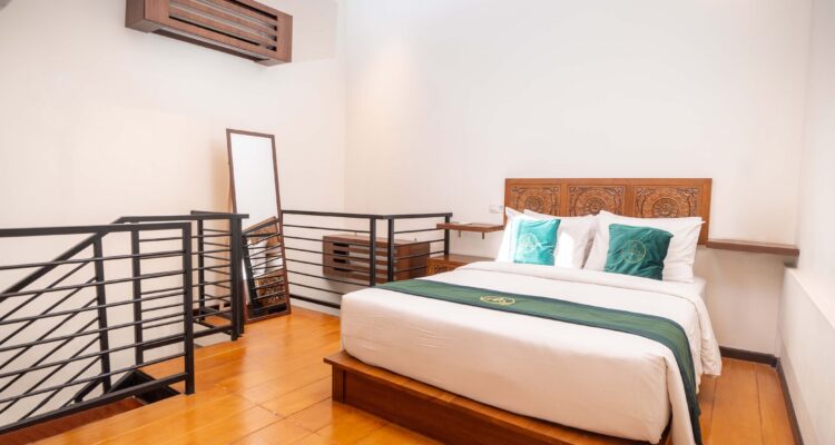 Suasana interior Briggs Inn Surabaya dengan konsep artsy boutique Jawa kolonial modern dan kamar mezzanine Kaluwarga Executive.