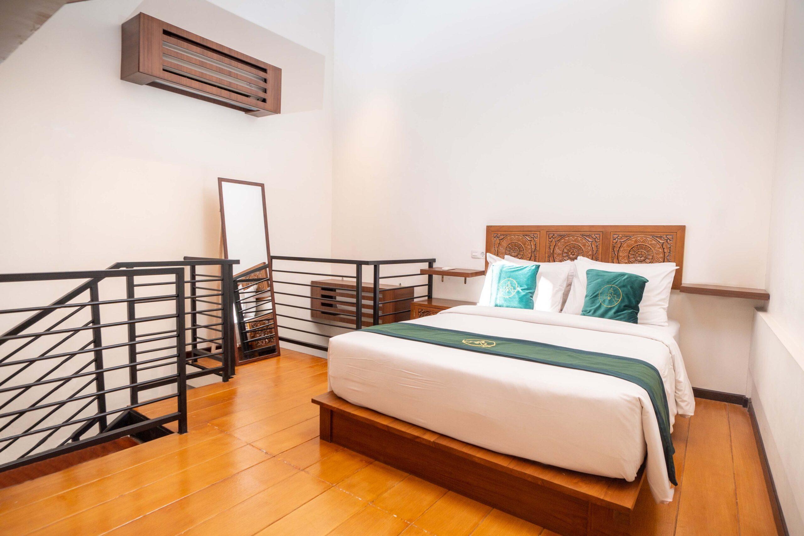 Suasana interior Briggs Inn Surabaya dengan konsep artsy boutique Jawa kolonial modern dan kamar mezzanine Kaluwarga Executive.