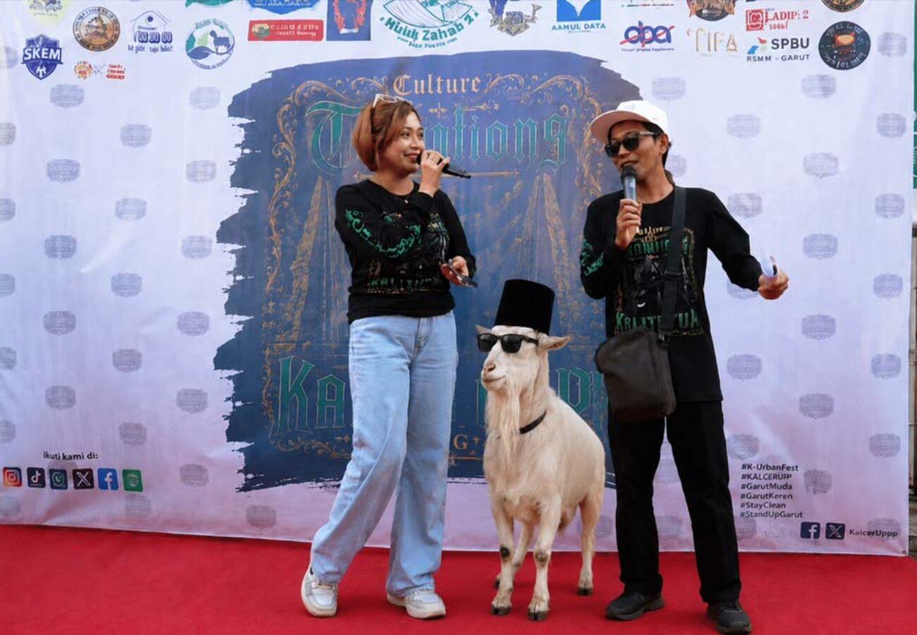 Arak-arakan kambing hias di Kalitutup Gresik saat menyambut Hari Raya Iduladha 2026.