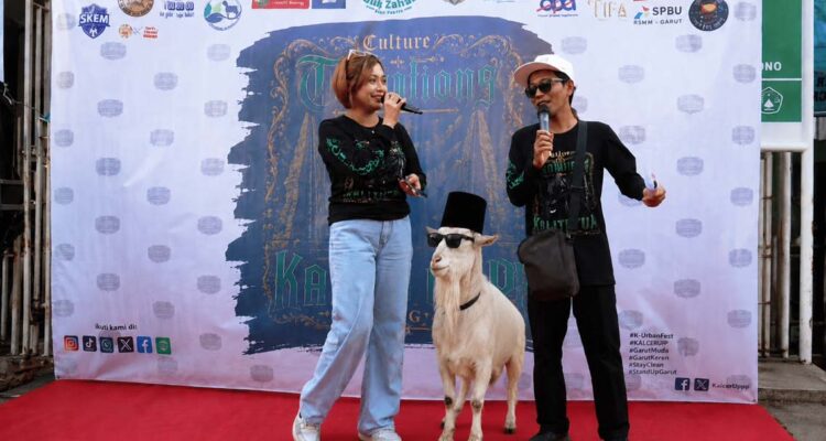 Arak-arakan kambing hias di Kalitutup Gresik saat menyambut Hari Raya Iduladha 2026.