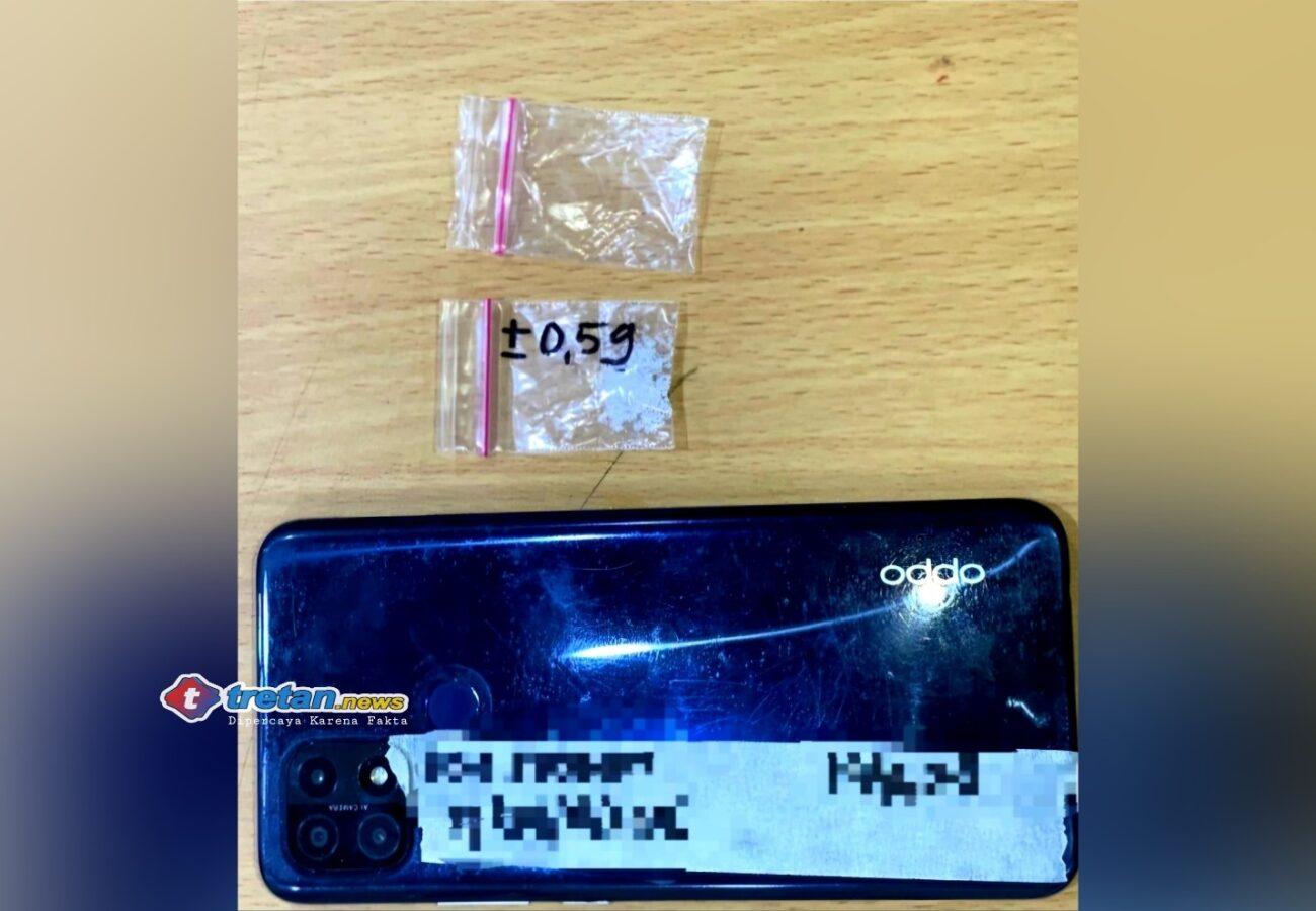 Barang bukti sabu dan handphone milik residivis narkoba yang diamankan Satresnarkoba Pamekasan di Pakong