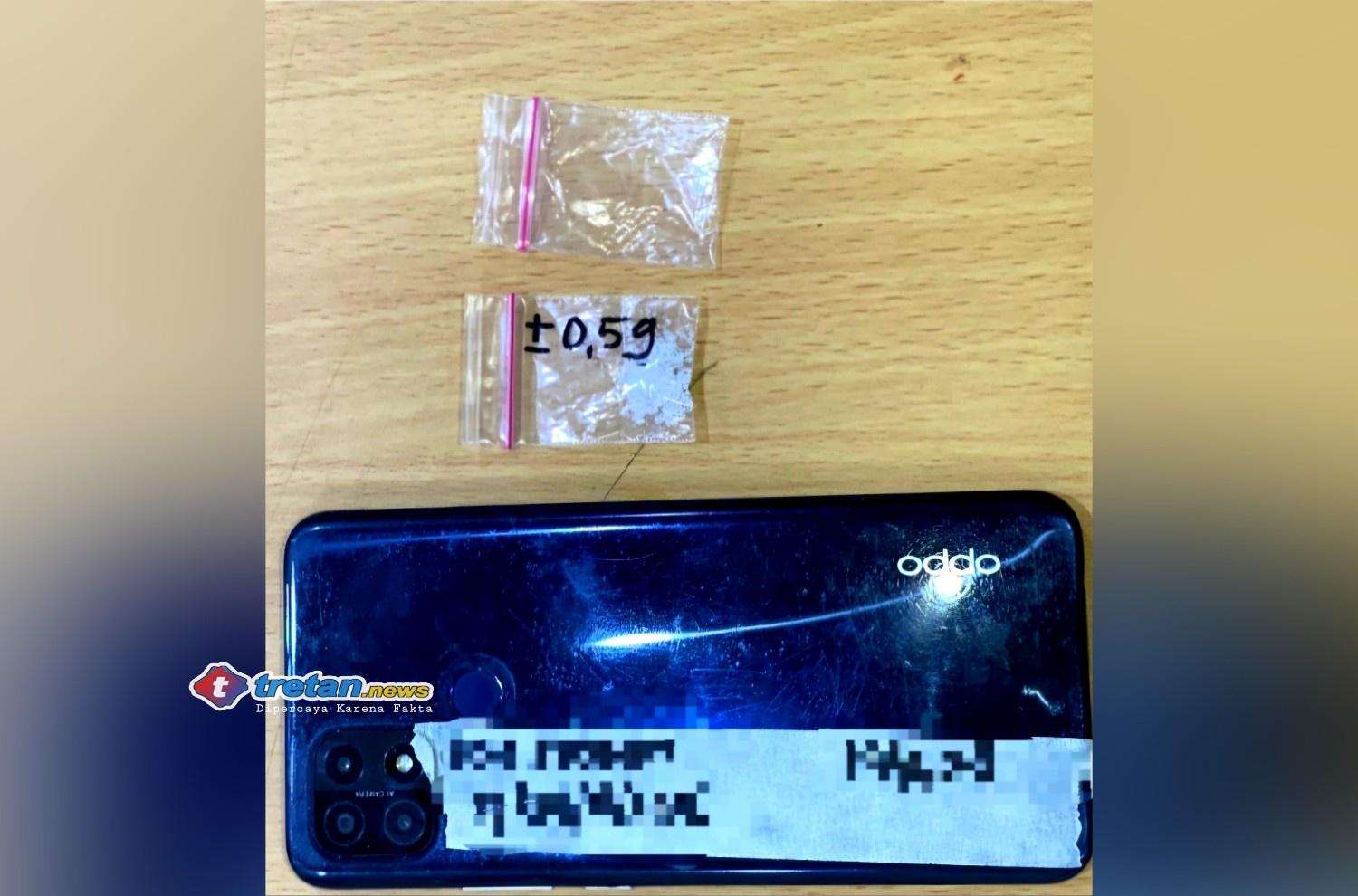 Barang bukti sabu dan handphone milik residivis narkoba yang diamankan Satresnarkoba Pamekasan di Pakong