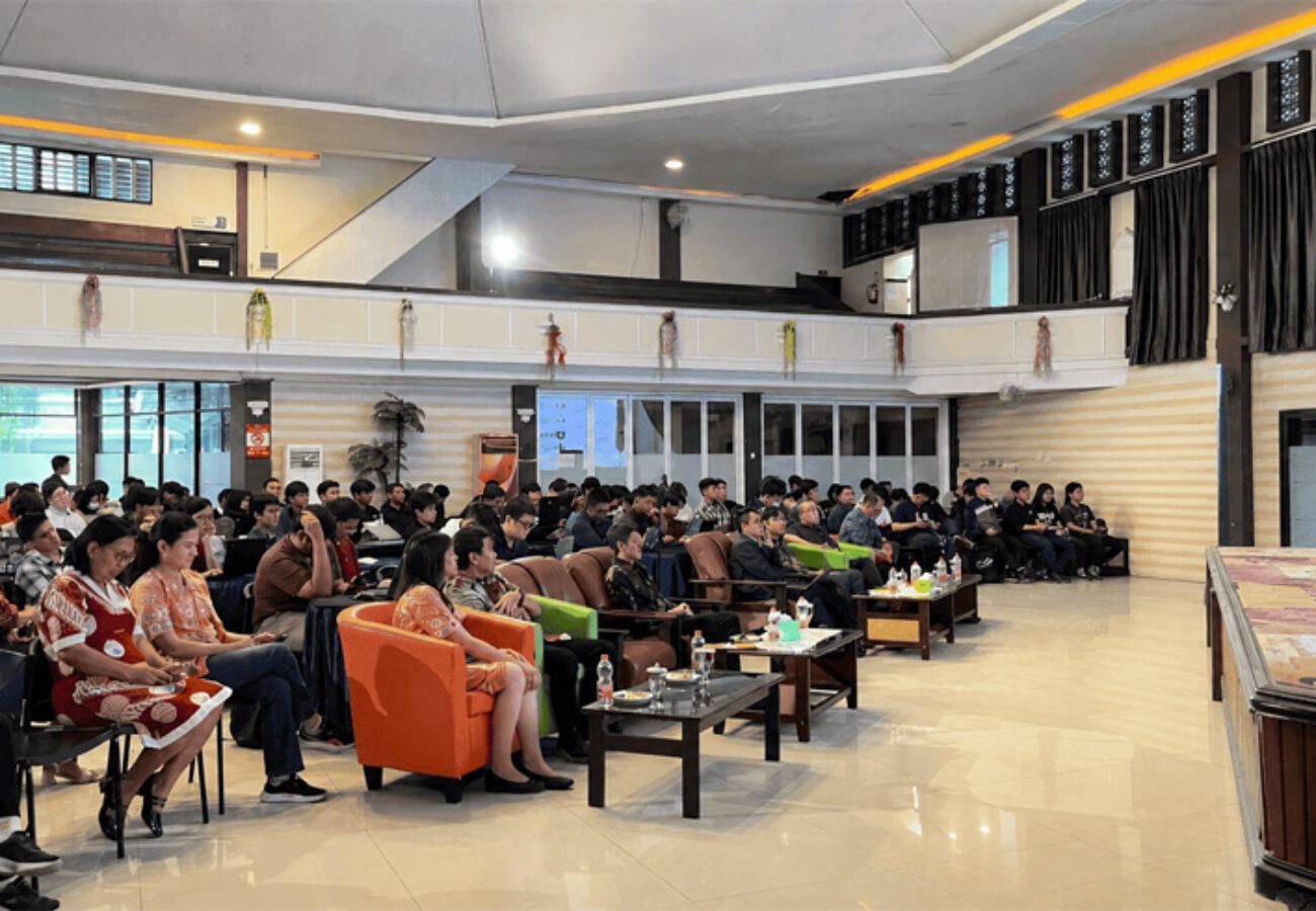 Suasana konferensi dan workshop Build with AI Surabaya 2026 di ISTTS bersama developer, mahasiswa, dan pembicara teknologi AI internasional.