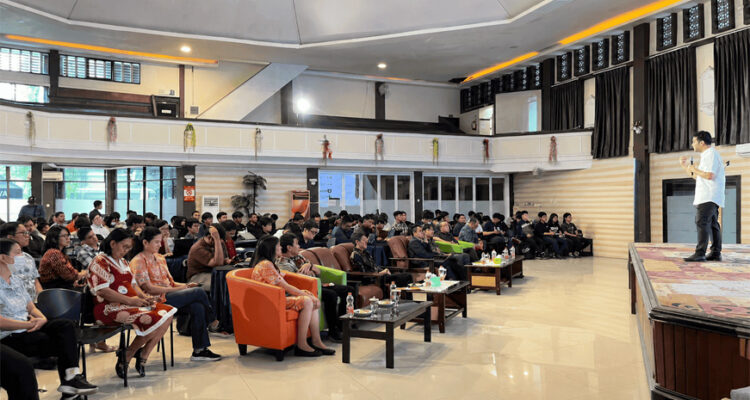 Suasana konferensi dan workshop Build with AI Surabaya 2026 di ISTTS bersama developer, mahasiswa, dan pembicara teknologi AI internasional.