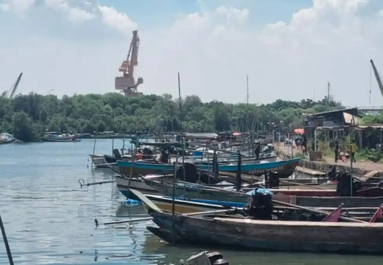 Aktivitas nelayan tradisional Gresik saat mengisi solar subsidi di SPBN