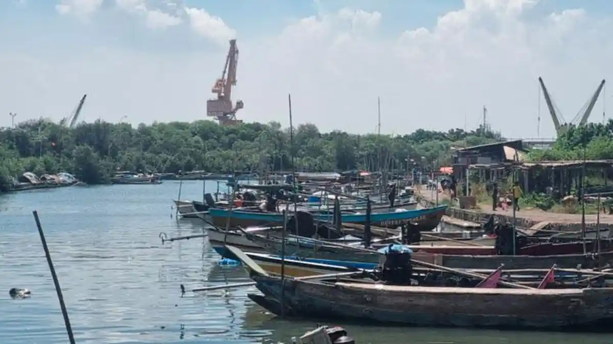 Aktivitas nelayan tradisional Gresik saat mengisi solar subsidi di SPBN