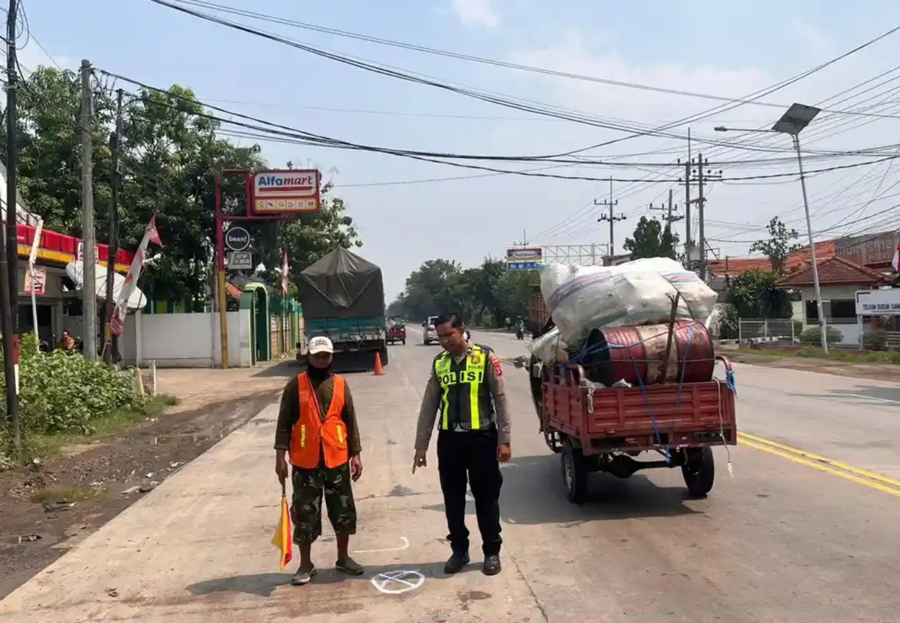Petugas menangani kecelakaan motor yang menabrak truk parkir di Duduksampeyan Gresik