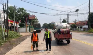 Petugas menangani kecelakaan motor yang menabrak truk parkir di Duduksampeyan Gresik