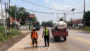 Petugas menangani kecelakaan motor yang menabrak truk parkir di Duduksampeyan Gresik
