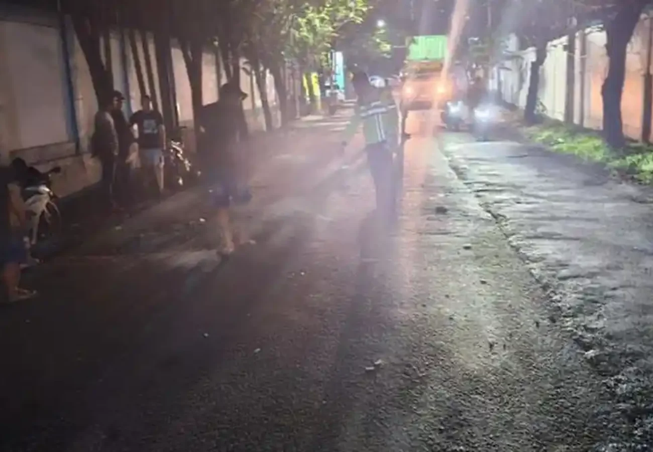 Petugas mengevakuasi korban kecelakaan motor dan truk di Jalan Mayjend Sungkono Gresik